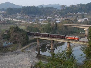 上小川を出て久慈川の鉄橋を渡る「奥久慈レトロ号」（１１／３）
