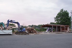 解体作業中の玉造町駅舎（５／２８）